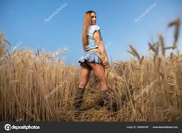 Mini etekli seksi köylü kadın buğday başakçık tutarak — Stok Foto ©  antgor90 288895008