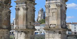 Numerous thematic stays and weekends on the atlantic coast. Tourisme A Saintes En Charente Maritime Que Faire