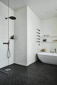 bodenbelag schwarze fliesen weisse wande badewanne regale armaturen badezimmer bathroom interiors schwarze badezimmer armaturen badezimmer schwarz badezimmer