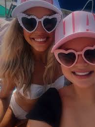 With love from Florida!! Had the best weekend celebrating @_sidneecampbell  👰🏼🩷❤️🤍🥂