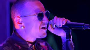 La madre de Chester Bennington ha sido criticada por su ex compañero de  banda. Ryan Shuck y Amir Derakh, miembros de Dead by Sunrise (un supergrupo  que incluía a Chester Bennington), hablaron