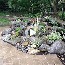 Landschaftsgarten Design Wasserfall Wasserspiel Patio Sitzende Wand Mit Saulen Beleuchtung In 2020 Garten Wasserspiele Wasserfall