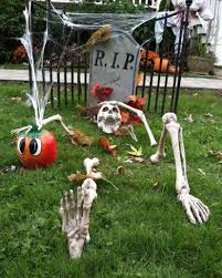 If you haven't decide yet how to decorate your home's outdoor then here's ideas can be very useful and interesting for you. Halloween Yard Decorations
