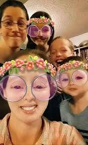 Dad snaps a photo of his little girl, but when the camera zooms out and he  looks closer, he can't stop laughing... Check comments 👇🏻😅