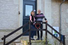 6.c'était une large cour, toute remplie de voitures comme la cour d'auberge. Gagnants A Bienvenue Chez Nous
