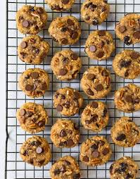 This recipe calls for 1/4 of the butter and 1/2 of the chocolate chips compared to a traditional chocolate chip oatmeal cookie, meaning these treats are lower in calories and fat. Healthy Oatmeal Cookies Made With Applesauce Wellplated Com