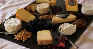 Bleu et betterave, pâte dure et aubergine, on alterne légumes cuits ou crus et fromages prétranchés pour des entrées légères. 4 Idees Originales Pour Passer Vos Restes De Fromages Si Ca Existe Tpl Moms