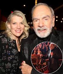 Legendary singer surprises Broadway audience with emotional performance