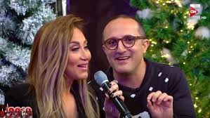 قال الإعلامى شريف مدكور، إنه ذهب إلى طبيب نفسى ليعرف سبب وجود أشخاص كثيرون يحبونه وآخرون يكرهونه، موضحاً أن بعض الرجال. Ø±ÙŠÙ‡Ø§Ù… Ø³Ø¹ÙŠØ¯ ØªØ¨ÙƒÙŠ Ø¹Ù„Ù‰ Ø§Ù„Ù‡ÙˆØ§Ø¡ Ø¨Ø³Ø¨Ø¨ Ù…Ø±Ø¶ Ø´Ø±ÙŠÙ Ù…Ø¯ÙƒÙˆØ± Ø¨Ø§Ù„ÙÙŠØ¯ÙŠÙˆ Ù…Ø¬Ù„Ø© Ù‡ÙŠ