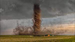 Tornáda jsou viditelná v důsledku kondenzace vodní páry jako sloupce ve tvaru nálevky či sloního chobotu. Silne Tornado Zasahlo Moravu V Ceske Republice 24 06 2021 Youtube