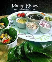 Miang kham, eaten in single bite has all the thai flavours of sour, sweet, spicy, tart and crunch. Miang Kham Pembuka Selera Thai
