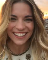 Angelica Bloomfield of Rose, Bloomfield, and Glickman. (📸:  @msvanessamatsui) #anniemurphy #danlevy #schittscreek #alexisrose  #davidrose #AlexisTuesday #ewdavid #alittlebitalexis #annefrances