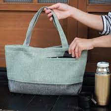 日系品牌kumpu 為留日設計師sheila cheng與其日籍先生共同手工創作 採用大量的布類以及撞色的方式完美呈現簡約樸實中依舊能夠不單調的生活品味與態度 清爽的顏色搭配 尺寸剛好的小巧手提包款 取用品質良好的棉織布 展現溫潤舒適的手感 可放置的物件相當多 small