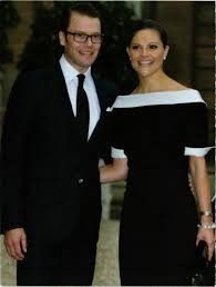 Kronprinsessan började första klass 21 augusti 1984 i smedslättsskolan i bromma med ulla britta wahlberg som lärare. Cpm Ak Hkh Kronprinsessan Victoria En Prins Daniel Swedish Royalty 870417 Hippostcard