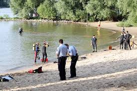 Эту, с которой играет арчи, утопили в ванной. 12 Jahriger Im Rhein Ertrunken Kolnische Rundschau
