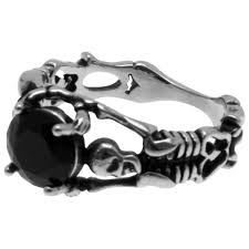 Terrorise le monde entier avec cette bague gothique à l'effigie de la tristement célèbre faucheuse ! Bague Gothique Two Skeletons Rock A Gogo