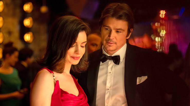 Anne Hathaway y Josh Harnett en una escena del film. Amazon MGM STUDIO