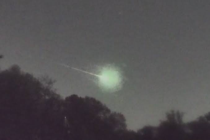 Terbakar Lebih Lama, Meteor Hijau Bersinar 