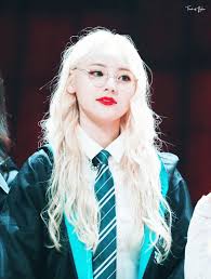 Loona Jinsoul 181006 Lemme Just Say That Jinsoul In A Slytherin Robe Is Everything Kpop Girls Kpop Girl Groups Olivia Hye