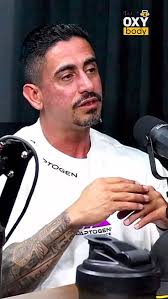 O povo acha que é só sentar na cadeira extensora e já vai ganhar perna… Mas  quem sente o “peso do chão” sabe o que é realmente construir perna de  verdade. O