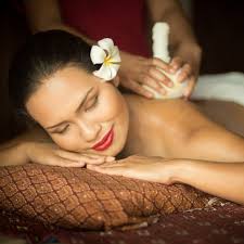 Modelage aux pochons chauds Thaï (plantes médicinales)