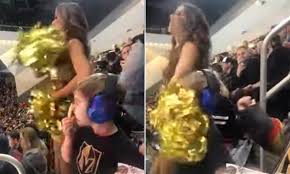 Ontdek de perfecte stockfoto's over vegas golden knights cheerleader en redactionele nieuwsbeelden van getty images kies 1,113 vegas golden knights cheerleader foto's en beelden. Moment Toddler Is Whacked In The Face By A Cheerleader S Pom Poms During Las Vegas Hockey Game Daily Mail Online