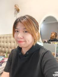 睡醒，满血复活了😘 我的头发真的不是盖的，扎起来还那么大陀🤣🤣🤣迟点找tony老师，又要被投诉剪来剪去还是那么多🤣🤣🤣  顺利完成今天的订单任务，司机abang很给力，下着大雨依然把蛋糕安全送到顾客手中。。。真的辛苦阿邦了☺️ 姐又要去wet了😘