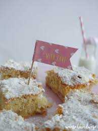 Am besten schmeckt der kuchen, wenn er direkt aus dem kühlschrank kommt. Erdbeerkuchen Vom Blech Mit Leckerem Baiser Wunschkindwege