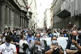 Potrebbe arrivare già oggi pomeriggio, nel corso di una cabina di regia a roma, il passo decisivo del governo verso il superamento del coprifuoco alle 22. Pi9kpmrhh82mnm