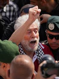 Le militant libanais Georges Abdallah acclamé par la foule à son arrivée à  l'aéroport de Beyrouth