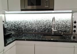 Mit einer küchenrückwand aus glas erstrahlt deine küche im neuen glanz. Alte Fliesen Ersetzen Durch Kuchenruckwand Aus Glas Glaszone