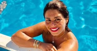 أسألها بأي ثوب من الأثواب ألقاه أأدعي أنني أصبحت أكرهه؟ وكيف أكره من في الجفن سكناه؟ وكيف أهرب منه؟ إنه قدري هل يملك النهر تغييرا لمجراه؟ Ø­Ø¨ Ø¬Ø¯ÙŠØ¯ ÙÙ‰ Ø­ÙŠØ§ØªÙ‡Ø§ Ø±Ø³Ø§Ù„Ø© ØºØ§Ù…Ø¶Ø© Ù…Ù† Ù…Ù†Ø© ÙØ¶Ø§Ù„Ù‰ ØªØ«ÙŠØ± ØªØ³Ø§Ø¤Ù„Ø§Øª Ø¬Ù…Ù‡ÙˆØ±Ù‡Ø§ ØµÙˆØ± Ø§Ù„ÙŠÙˆÙ… Ø§Ù„Ø³Ø§Ø¨Ø¹