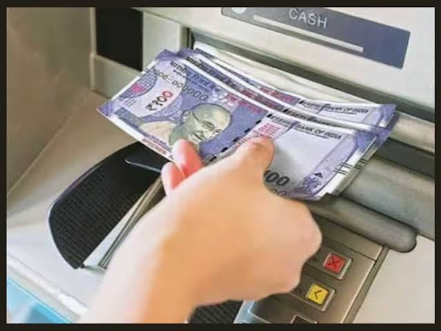 1 मई से महंगा हो जाएगा ATM से पैसे निकालना, फ्री ट्रांजैक्‍शन लिमिट पार की  तो देना पड़ेगा इतना पैसा | Zee Business Hindi