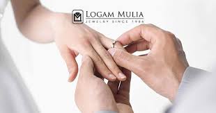 Cincin tunangan pakai di jari mana. Alasan Mengapa Cincin Kawin Dipakai Di Jari Manis Sebelah Kiri