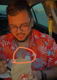 هو عامل بلور علي الفنله بجد ؟ انا هتجنن والله