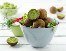 Erbsen Falafel Mit Chili Joghurt Dip Rezept Rezept Joghurt Dip Rezept Lebensmittel Essen Hunde Futter