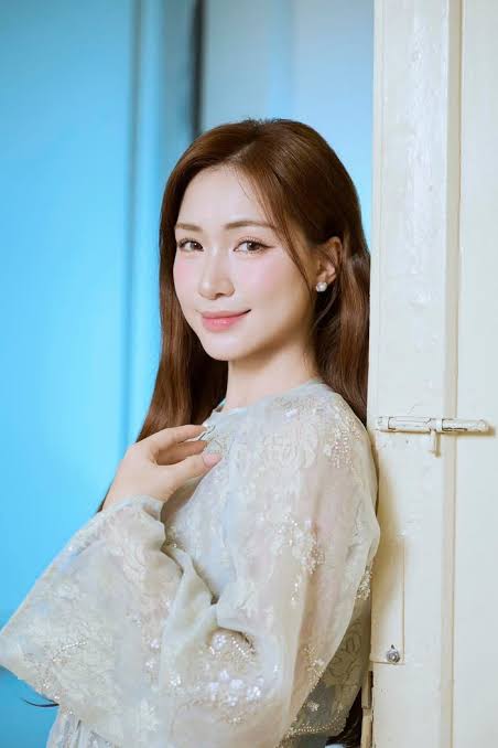 Những chiếc váy hoa nhí với chất liệu nhẹ nhàng giúp Hòa Minzy ghi điểm bằng phong cách nữ tính, phù hợp cho các chuyến du lịch hoặc dạo phố.