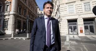 Giuseppe conte sul divano con lei… spunta quella vecchia foto 'imbarazzante'. Ma E Lui Che Ridere Giuseppe Conte Sul Divano Con Lei Spunta Quella Vecchia Foto Imbarazzante Il Premier In Condizioni Particolari Caffeina Magazine