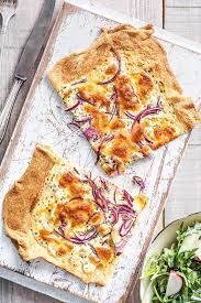 Rezept Fur Knuspriger Flammkuchen Mit Mozzarella Dazu Salat Mit Rucola Gurke Und Radieschen Veggie Vegetarisch Backen Kochen Ess Rezepte Lecker Essen