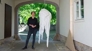 Das thema ist spannend und ich habe aleksandra gefragt, wie es dazu kam und was man beachten sollte, wenn man kunst im garten wirkungsvoll platzieren möchte. Faltig Ausgehohlt Und Eingehullt Kunst Unter Freiem Himmel
