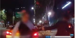 법원 출석한 '택시기사 폭행' 20대 남성…왜 때렸나 질문에. ë§Œì·¨í•œ ë²•ì› ì„œê¸°ê´€ íƒì‹œê¸°ì‚¬ ë•Œë¦¬ë©° ë‚´ê°€ ëˆ„êµ°ì§€ ì•Œì•„ ì¤'ì•™ì¼ë³´