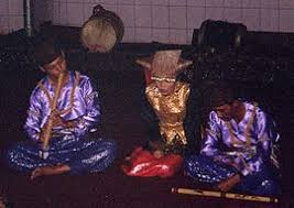 Selain akordeon, instrumen seperti saluang, gandang, serunai dan instrumen tradisional minang lainnya juga umum dimainkan bersama talempong. Saluang Wikipedia