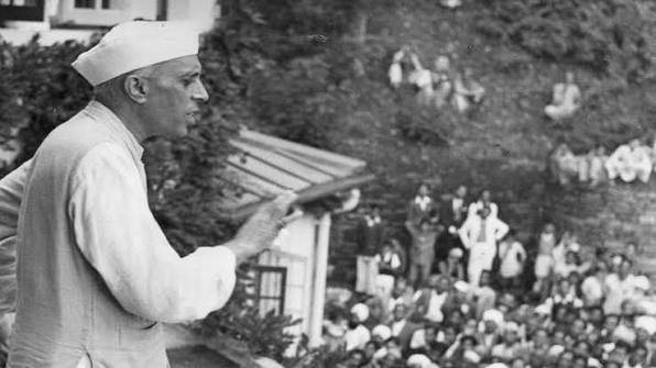 Jawaharlal Nehru addressing a crowd from the balcony of his house in Shimla, circa 1945. Image for the purpose of representation only. | Photo Credit: File The 'Selected Works of Jawaharlal Nehru',