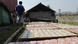 Kami konsisten memproduksi bawang goreng sumenep. Pengusaha Kerupuk Padalarang Terbelit Harga Bahan Baku Mahal