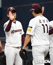 May 29, 2021 · 매경닷컴 mk스포츠 (잠실)=김재현 기자29일 오후 잠실야구장에서 벌어진 2021 kbo리그 키움 히어로즈와 lg 트윈스의 경기에서 키움이 lg에 설욕승을 하며 3연패에서 탈출했다.키움은 선발 한현희의 호투 속에서 박동원의 역전 투런포로 승부를 뒤집은 후 이지영과 이정후, 박병호, 김혜성 등이 공수에서. ì‚¬ì§„ í‚¤ì›€ ìž¥ì •ì„ ê°ë… ì¡°ìƒìš° ìž˜ ë§‰ì•˜ì–´