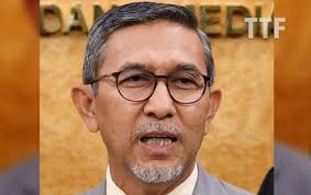 A working trip to Europe during Christmas? That's absurd, Zunar slams  Rashid