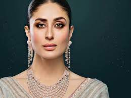Born 21 september 1980) is an indian actress who appears in hindi films.she is the daughter of actors randhir kapoor and babita, and the younger sister of actress karisma kapoor.noted for playing a variety of characters in a range of film genres—from romantic comedies to crime dramas—kapoor is the recipient of several. Kareena Kapoor Khan Age Height Biography 2020 Wiki Net Worth Husband