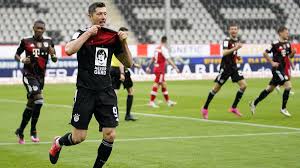 Robert lewandowski, bayern efsanesi gerd müller'e ait olan 'bir sezonda en çok gol atan oyuncu' rekoruna 40 golle ortak oldu. Fc Bayern Lewandowski Stellt Tor Rekord Von Muller Ein Historischer Tag Mit Einem Makel Eurosport