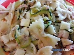 La ricetta che vi suggeriamo è quella con verdure grigliate e zafferano. Pasta Fredda Con Zucchine E Tonno Primo Veloce