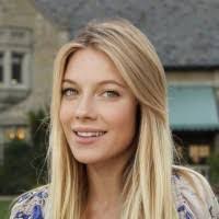 Lora Pearson's Instagram, Twitter & Facebook